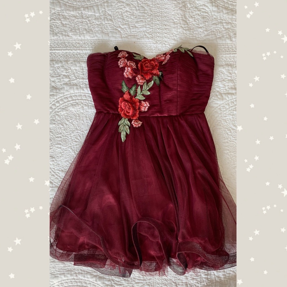 ⭐️Strapless Burgundy Floral Homecoming Dress⭐️